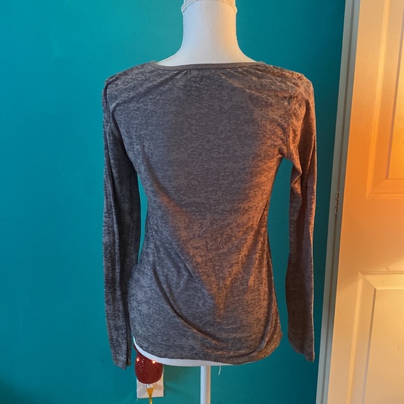 🥭 (4 for $15) Grey MUDD Top - Picture 2 of 6